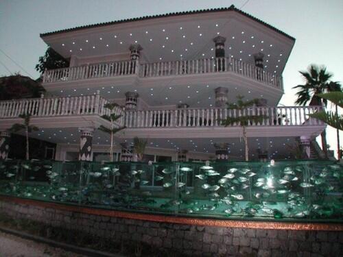 ChrishChrishP's tweet photo. “@UberFacts: A businessman from Turkey replaced the fence in front of his villa with a long aquarium. http://t.co/m91tYt5FUt”@ajwilliams999