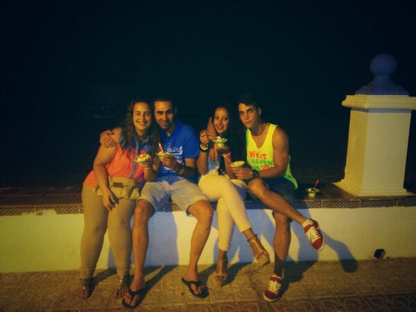 isabascon88's tweet photo. en el paseo maritimooo uuuinss k agusteraaa ;)@BobbyZettaa @VANESSA29275685 @pizarrop26 http://t.co/PDAQ4T0yUg
