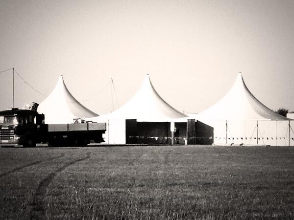 yestents's tweet photo. #secretgardenparty build #Love #festivals in the #Sun http://t.co/z99KeinMNN