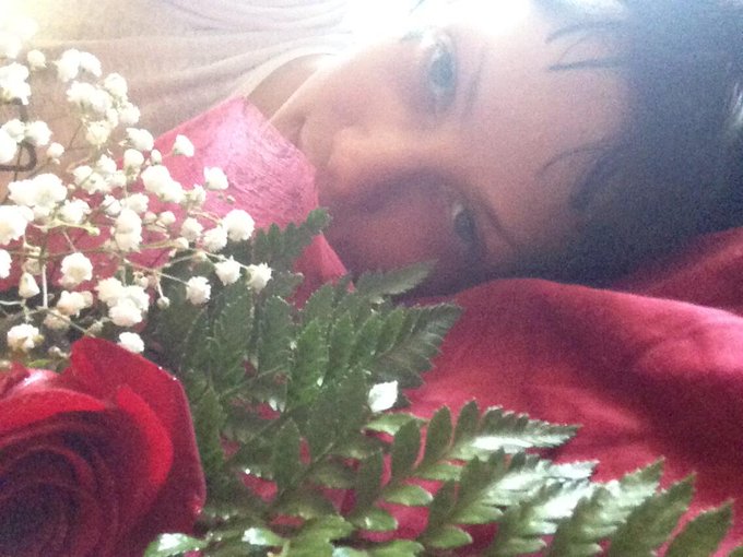 My hubby always buys me roses in the morning! #lucky http://t.co/lX9dRmkowA<a href="/tag/lucky"class="tags"><span>#lucky</span></a>