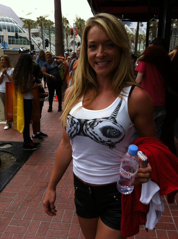 table26's tweet image. #MacheteKillsSDCC