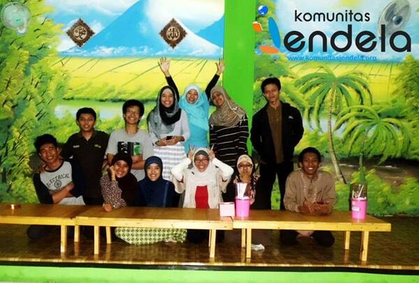 kingorkong's tweet photo. bukber @IniJendela di @ayam_legend http://t.co/QydOHMvvdv