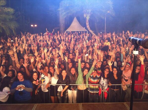 rosadesaron's tweet photo. Valeu galera de Ubatuba-SP pela presença http://t.co/B8SxBzNoQ2