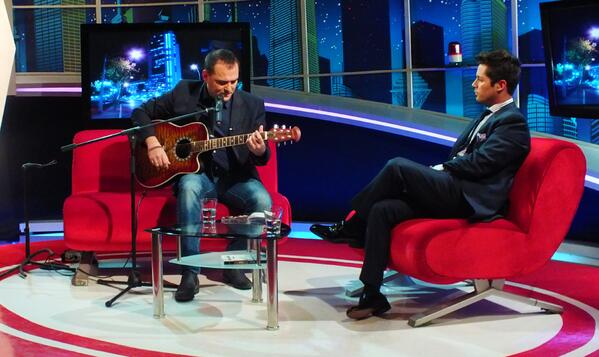 cadena_nacional's tweet photo. Ismael Serrano nos canta "Todo empieza y todo acaba en ti" en exclusiva por #Cadena http://t.co/yvb2G8zIOK