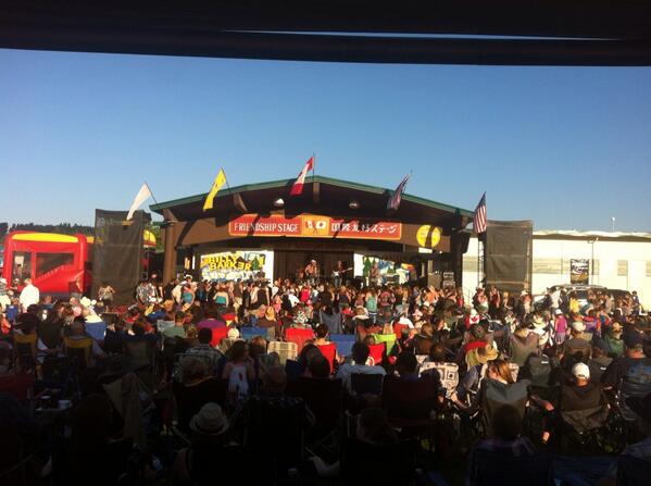 vealedeal's tweet photo. @AaronPritchett in Quesnel rocking out in a #suntancity #hotday #holdmybeer http://t.co/1KFfBuiM2A