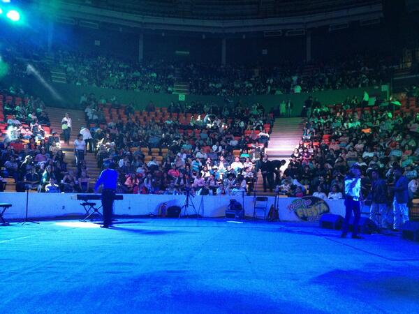 LosCompitas's tweet photo. Cantando en el Palenque de Leon! http://t.co/44EZcUMfFb