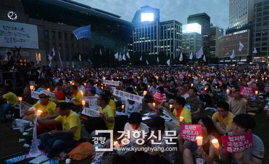 kyunghyang's tweet photo. 국정원 대선개입을 규탄하는 촛불이 어제 밤 시청 앞을 밝혔습니다.  http://t.co/7nCOlEM20T http://t.co/Pn9V1Gs2zf