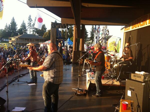 vealedeal's tweet photo. @AaronPritchett #myway group singing. http://t.co/2rQxwmUn4y