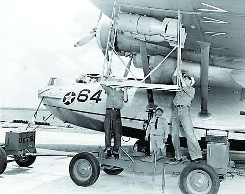HistoryInBW's tweet photo. Loading bombs during WWII.  #BlackWhite #History #WWII http://t.co/NJ4YOLMZJZ
