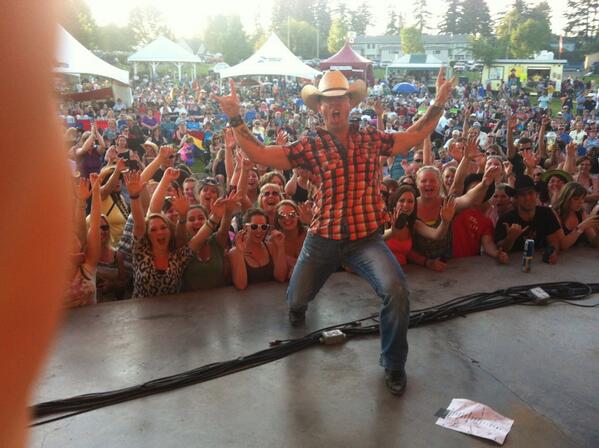 vealedeal's tweet photo. @AaronPritchett going county with #JRW #suntancity #holdmybeer #letsgetrowdy http://t.co/mld2XaaELq