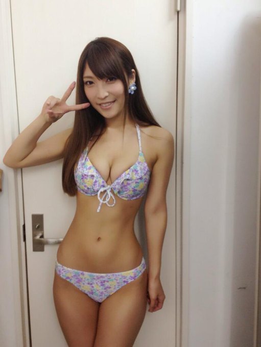 匠書店 安城里町店さまでのイベントありがとうございました！＼(^&omega;^)／  あー真っ黒やぁぁぁぁ(&acute;0`)  次は17時〜UVS港店さまです！ コスプレと水着！ 何着ようかなっ♪♪ http://t.