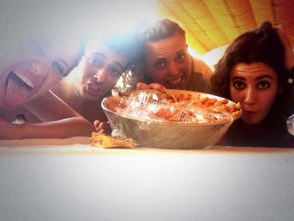 Patricia_Sanchz's tweet photo. Desayunando ... Macarrones? http://t.co/1OUwH9Nolc