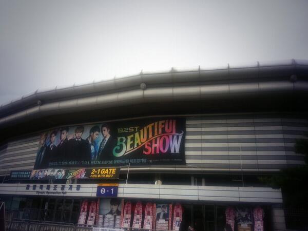 cubeunited's tweet photo. Give me the light light light, You are ma ma ma sunrise #BeautifulShow  #BEAST #비스트 #뷰티풀쇼 #SHADOW http://t.co/xq9ieTzfzN