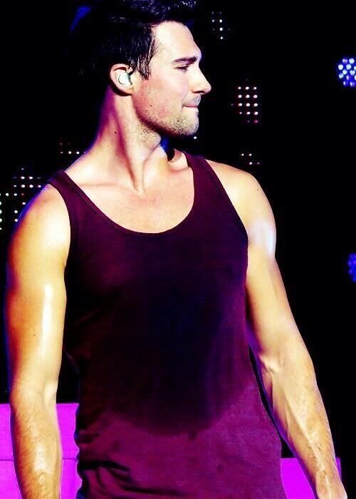CherDaviesPerf's tweet photo. Sweaty man 🙈@JamesknigPerfBU http://t.co/gSyUo5BCJY