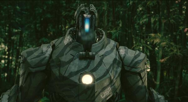 ハマー ドローン。アメリカなどで公開された映画「アイアンマン2」に 