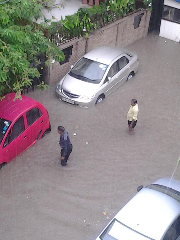Delwaterlogging's tweet photo. @ndtv' the scenes in Jangpura extension B Block. The roads are completely waterlogged.
#rain #delhirain http://t.co/vjefQJNggx