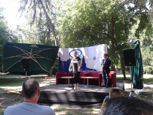 svratila's tweet image. Đurđina Jerinkić otvara #KiWebBiz u sred parka :)