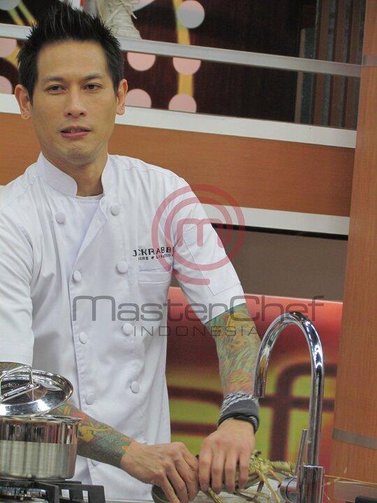 Junaliciousss's tweet photo. The last but not least nih,Chef Juna nggak punya twitter ya , cuma ada 1 Fanpage + 1 Facebook aja #HappyChefJunaDay http://t.co/3MyZoBY74w