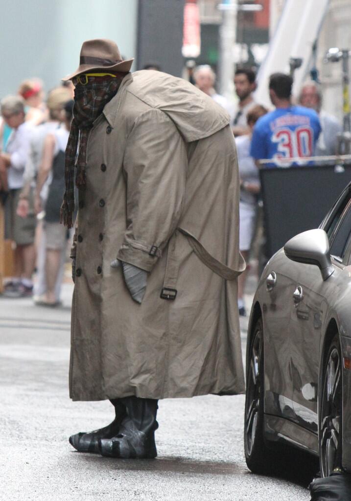 Подозрительный тип. Кража подростков в магазинах. Со джун истинная красота дорама. Парень в капюшоне идет. Филип фрай прищур.