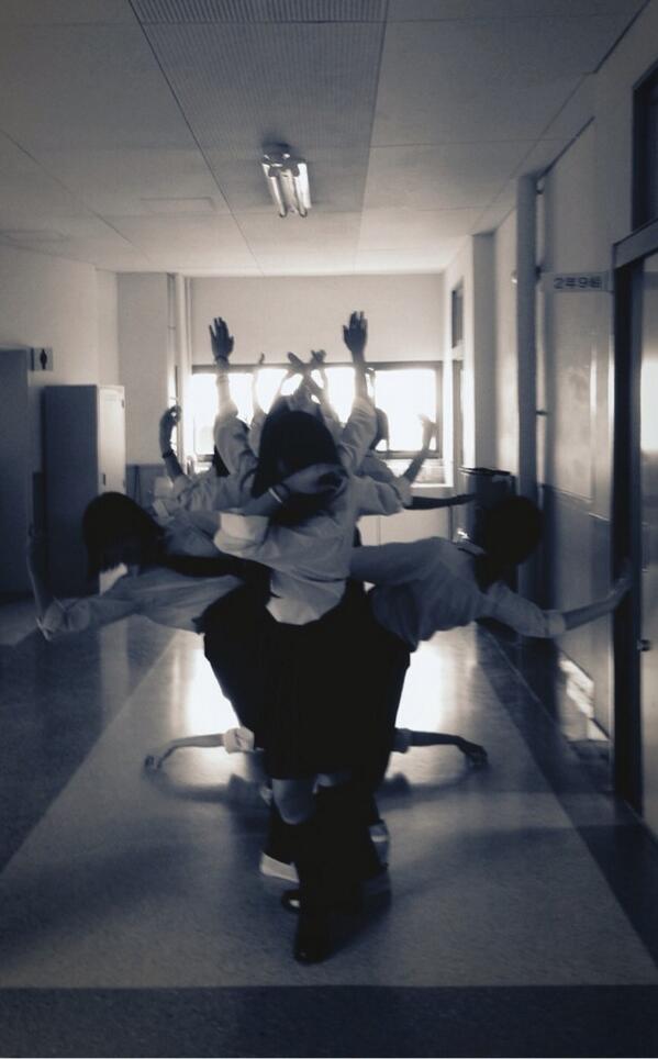 po_s3k2's tweet photo. 学校のkぽぺん12人でWolfの最初、生命
の木のポーズやってみましたㅎㅎㅎ

凄いと思ったらRTを宜しくお願いしま
すゥ....⊂(    ^o^   )⊃

#EXO  #Wolf http://t.co/vetQMRQhou
