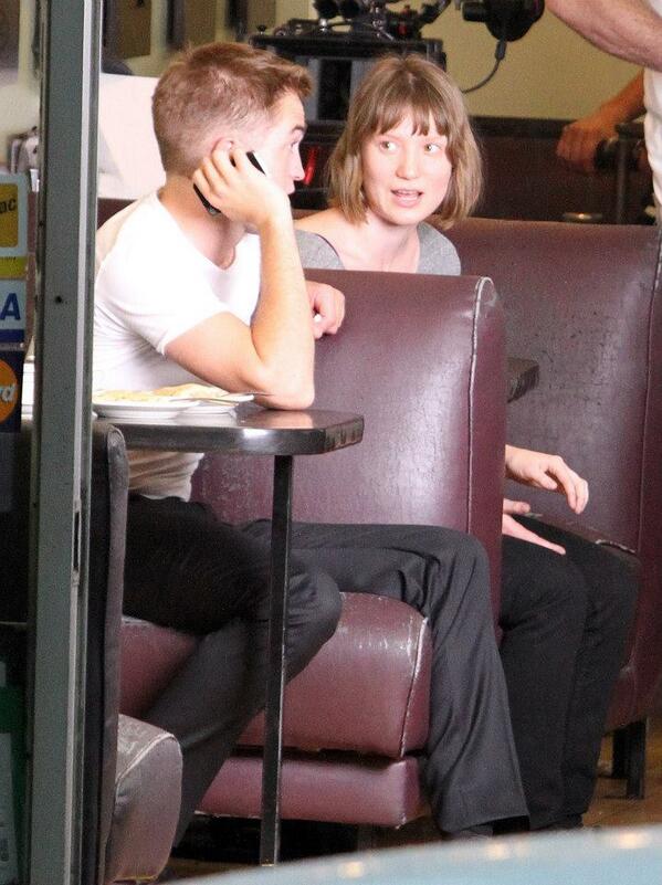 v_mermaid91's tweet photo. #RobertPattinson and Mia Wasikowska #RobOnSet #MTTS http://t.co/YMvevMBEpU