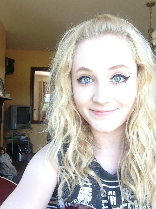 DevlinJanetPH's tweet photo. @JanetJealousy: Back in the room that started it all! Doing some dedicated video performances for pledge :3 #memories http://t.co/q07iKQrLpM