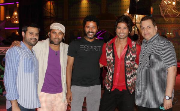 boollyood's tweet photo. #RT Checking out our dance moves..@PDdancing on the sets of #PPNH #dhatingnaach @shahidkapoor @NargisFakhri http://t.co/PkOxylMsoW"