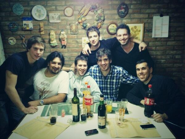 GerPasquini's tweet photo. Linda noche junto a mis amigos @MatiasScovenna @fede_jalil @Nico1Cisternas. Bondiolas, risas y excelente compañía. http://t.co/EQVHdtfpwz