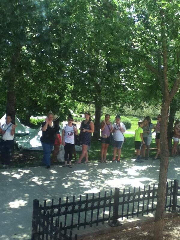 LaurenCimorelli's tweet photo. Chicago!!! Come to Grant Park for a meet n greet picnic!! We'll be out in like 10 minutes!!! http://t.co/K5iVD1DEEV