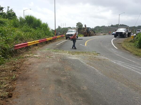 wilfredodiazPR's tweet photo. Campaña Limpieza Los Corozos Toa Alta #ChitoAlcaldePresente http://t.co/NFSK84kYki