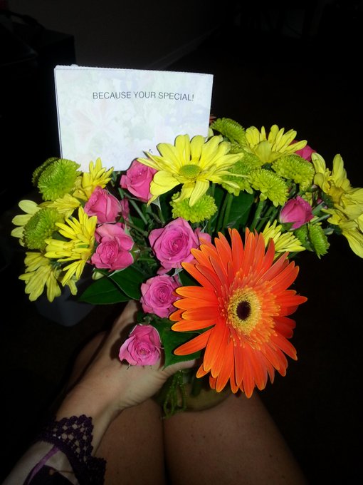 A secret someone sent me flowers :-) wonder who they're from? http://t.co/IVFibYeTzI<a href="/tag/poolparty"class="tags"><span>#poolparty</span></a><a href="/tag/4thofjuly"class="tags"><span>#4thofjuly</span></a>