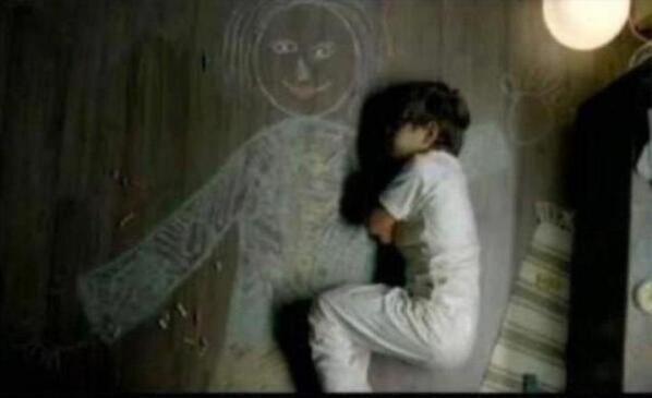 planetposts's tweet photo. An orphaned Iraqi boy made a drawing of his mother on the floor, and slept in her arms. http://t.co/gj4qzgLLS9
