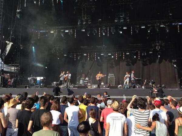 VirginiaDiazR3's tweet photo. Y aquí estamos con @SMILEisaband en @radio3_rne @fiberfib #FibeR3 http://t.co/hXvpjkpeLL