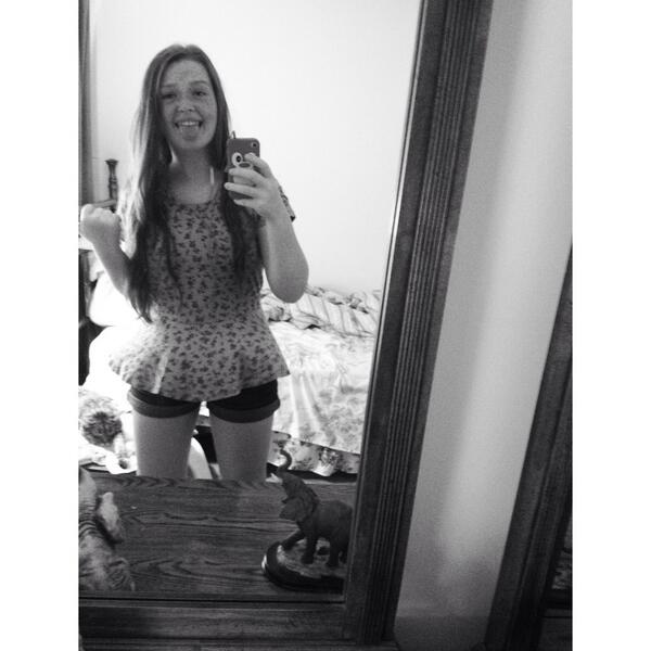 chanel_ali's tweet photo. 🌸My shirt is flowy at the bottom. And Im having way too much fun with this 🌸 http://t.co/qtGdVxceqT