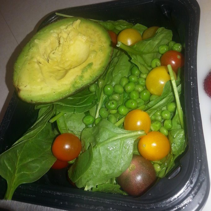 Sweet peas and avacodo spinach and tomatoes &hearts; http://t.co/SMxqXvY02G