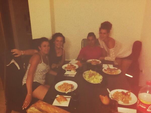 ainholepistachi's tweet photo. Una de cenita y Pla de L'arc con las tatas y los cuñis! @jennylepistachi @andreagm1993 @adamporcar @XJhony26X http://t.co/zuKubLgJ73
