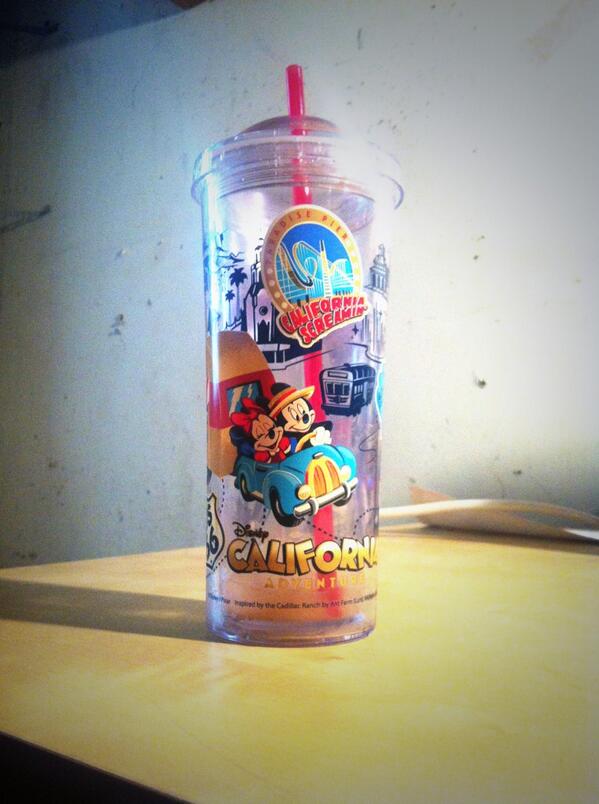 t0master's tweet photo. ここにきて、去年、後輩から
もらったカップを愛用してる！

すごい冷えるから、
アイスラテが際立つな。

Thx!!! http://t.co/jwcbhW5y7Y