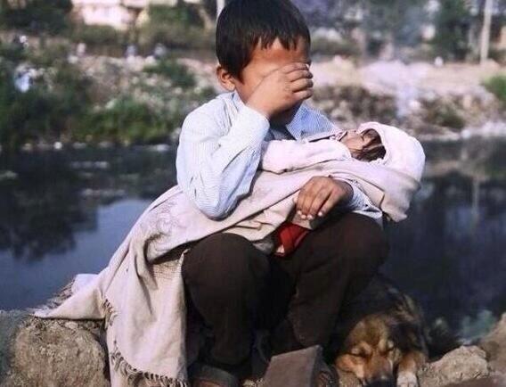 alon115599's tweet photo. شد عمرك مابقى لختك سواك ..
والله انك طفل في قوة رجل ..

والله ان بشار مايسوى حذاك !!
وموتهم بيديك ان عزّ وجل ..

 http://t.co/6j4rOa5sGa”"