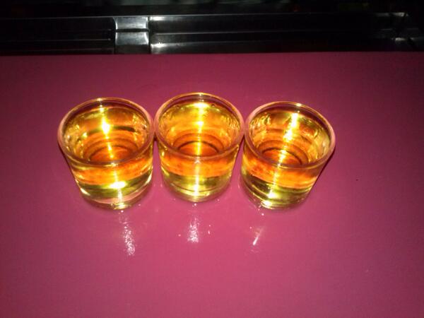 vbsaenz89's tweet photo. Chupitos de infancia.Meloncito lima con @dav_lara y @ccasstroo http://t.co/ojp4IAiWJh