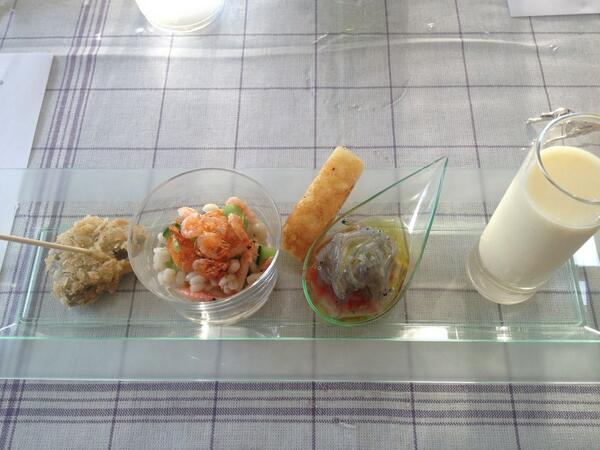 japanwine's tweet photo. 伊豆のワイン会スタート。
瓶内ニ次発酵の「爽輝」に前菜…
三島馬鈴薯のヴィシソワーズ
駿河湾生シラス ��レッシュトマトソース クルトン添え
駿河湾桜えびともち麦 だだ茶豆 キュウリのサラダ
いわしの黒はんぺんフライ
素敵です。 http://t.co/cIxGmAJKSN