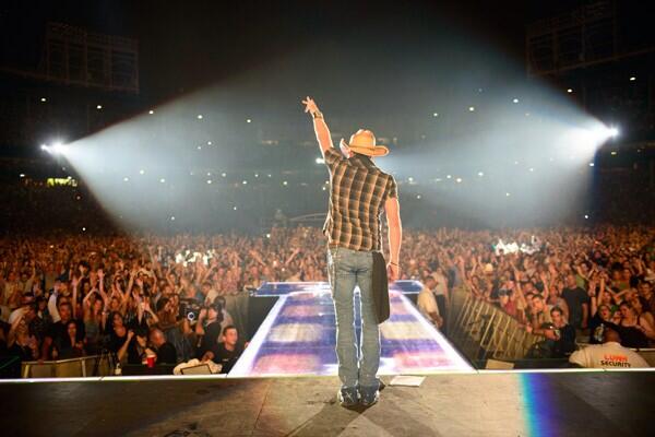 Jason_Aldean's tweet photo. Thx for a great nite Chicago! #AldeanChicago http://t.co/rRRq5lpkkk
