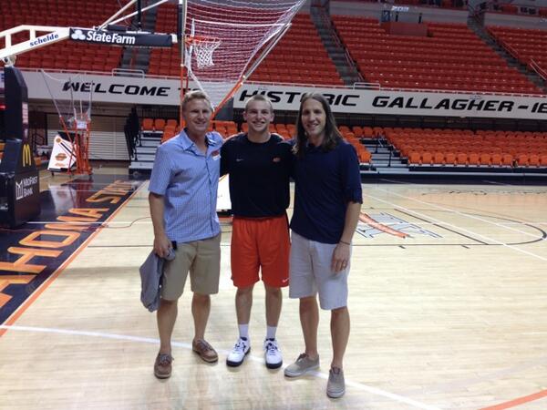 jacobeg's tweet photo. Class act. Who else in the country had their own midnight madness shoot around tonight? @Chris1Neurohr  @philforte13 http://t.co/2qxo4F1vB7