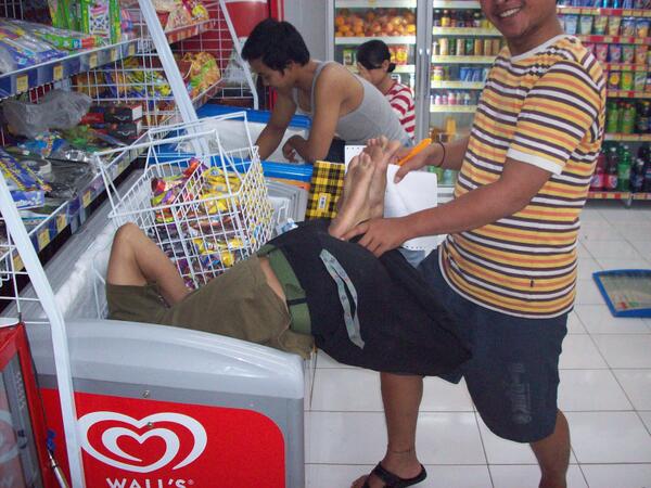 adulzzz's tweet photo. 'Market Madness' nyempelung di bak ice cream  @OVJ_Trans7 @IndosatMania #1000berkah http://t.co/iYFvEl6dUZ