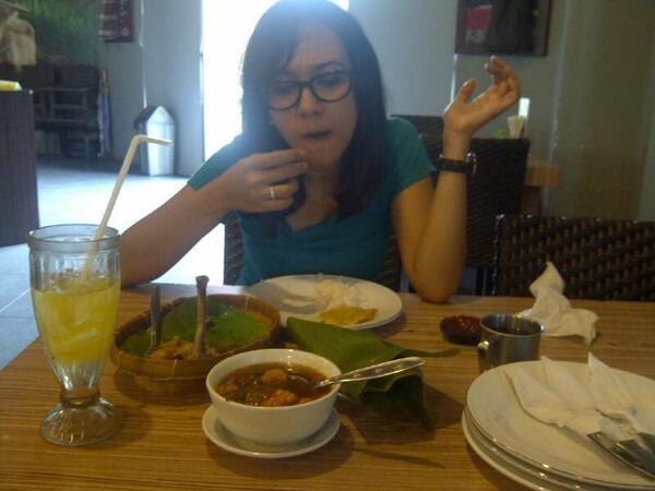 menemani <a href="/miluvjay/">drg. Fitrya Dyah W</a> sambil memperkaya keimanan