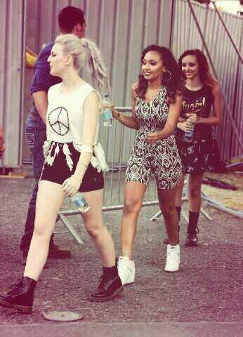 SpainLovesLM's tweet photo. Perrie, Leigh-anne y Jade llegando a Ponty's bug weekend http://t.co/V7VTZOUfW9