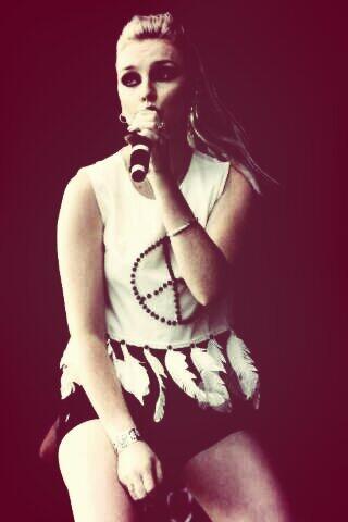 SpainLovesLM's tweet photo. Perrie durante la actuacion, es preciosa http://t.co/thLi1clxTJ