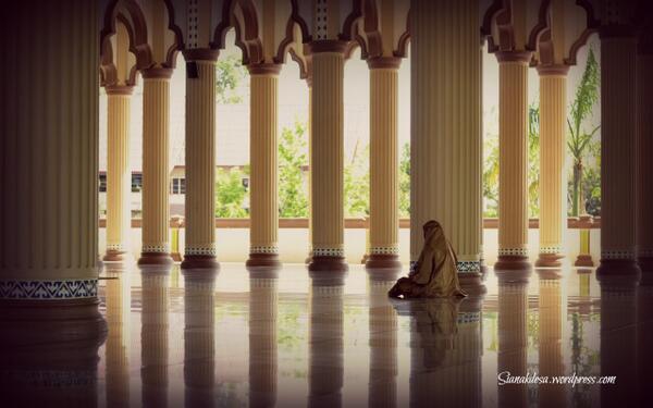 iloveaceh's tweet photo. #foto #RamadhandiAceh pilihan hari ini: "Hanya Pada-Mu ku Mengadu" di Masjid Kopelma Darussalam http://t.co/YrdZesAC8R via @si_anakdesa