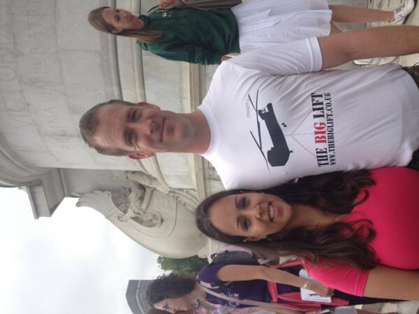 TheBigLift2013's tweet photo. Congratulations! #proposal #BigLift #BuckinghamPalace #DownOnOneKnee http://t.co/6cRKlDUIJR