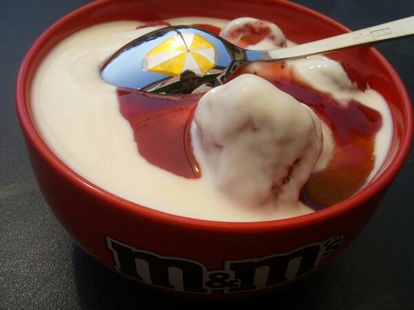 djflugel's tweet photo. Bakje milde yoghurt met verse aardbeien en tova aardbei. #Omnomnomnom :-P http://t.co/2ow9cUTi4I