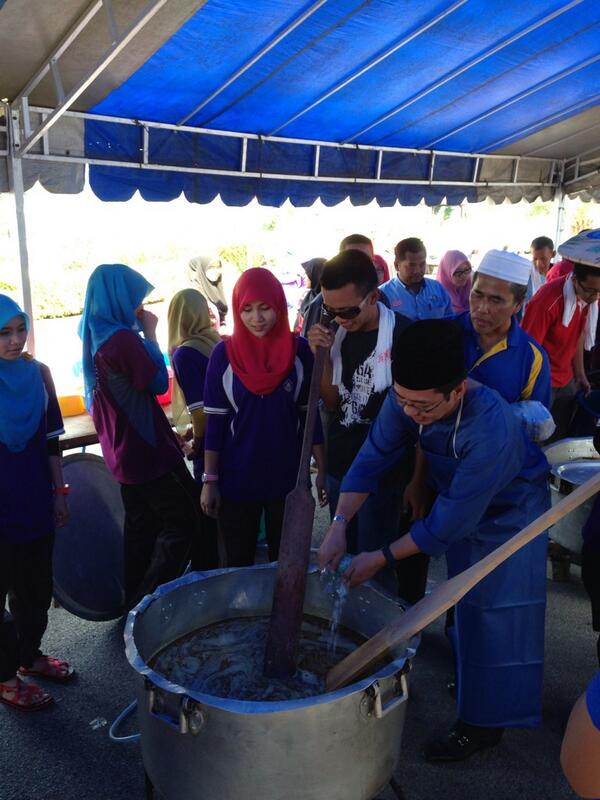 P146muar's tweet photo. Tukang masak bubur lambuk handalan..air tangan MP kita,Dato @razaliibrahim cam sedapp @Muartv @P146_Muar @PBSDMuar http://t.co/Ud9tYJyv7v